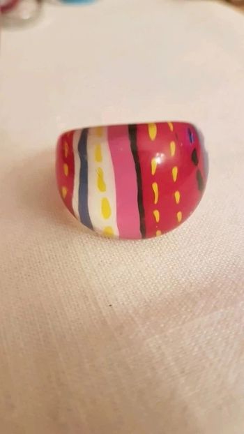 Bague en plastique multicolore