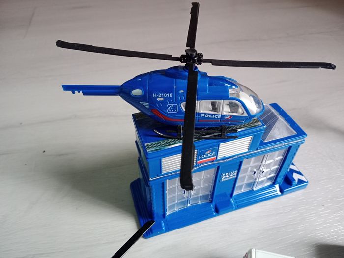 Lot véhicules de police - photo numéro 2