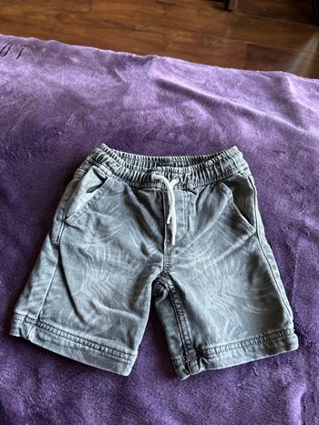 Bermuda en jean souple gris clair imprimé feuilles kiabi garçon 3 ans