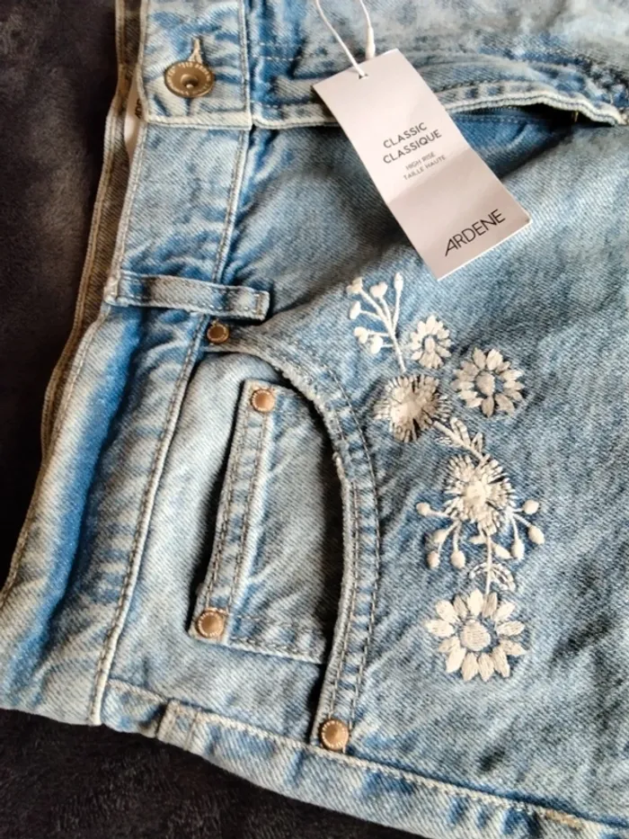 Short jeans femme. Marque Ardene classique (A194) - photo numéro 2