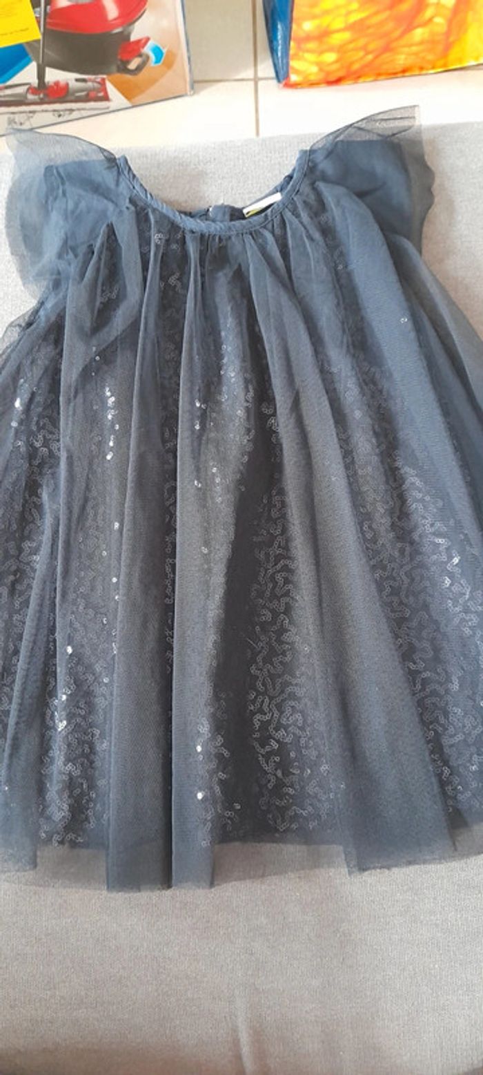 Robe bleu marine de fête en voile et sequins. De chez tape à l'œil taille 23 mois 86cm