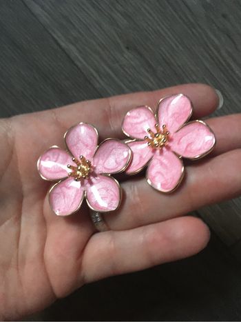Boucles d’oreilles NEUVES forme de fleurs 🌸 couleur rose