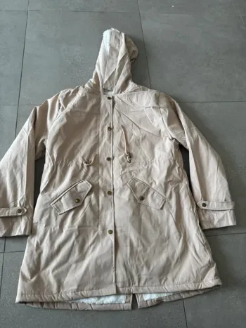 Long manteau rose, bon état mais il y a des traces de stylo à nettoyer taille L/XL