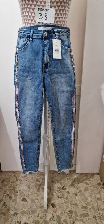 Jean, bleu, à rayures blanches & rouges & brillantes sur chaque côté, neuf avec étiquettes
