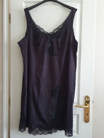 Fond de robe noir avec dentelle taille 54