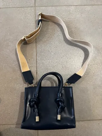 Sac à main et bandoulière navy Zara, bon état mais usé dans les coins, 20x14cm