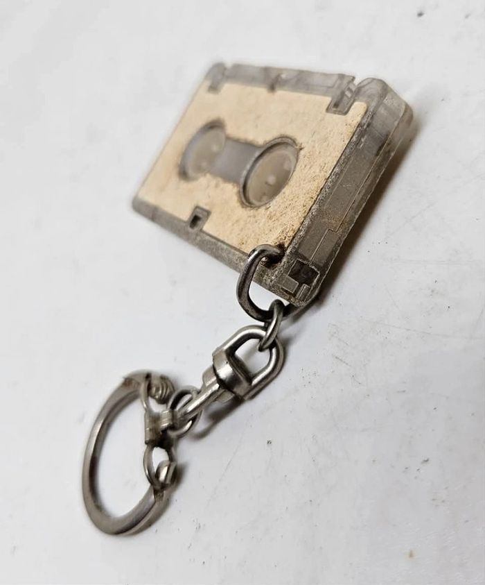 Ancien porte-clé.
Cassette audio.
5x3,3x0,8cm - photo numéro 10