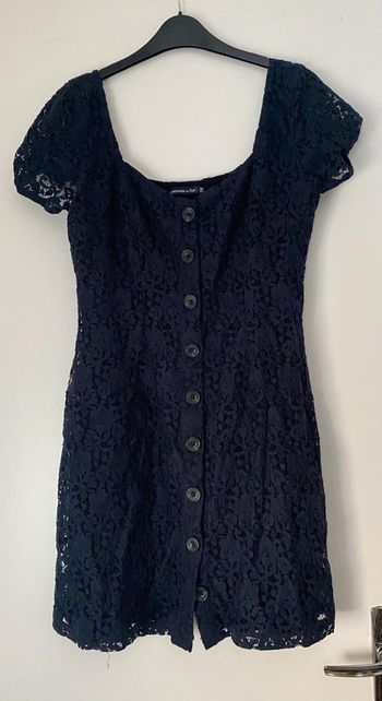 Petite robe courte en dentelle épaules découverte taille 38