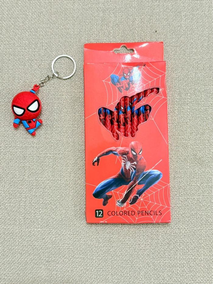 12 crayons de couleurs Spiderman + porte clés