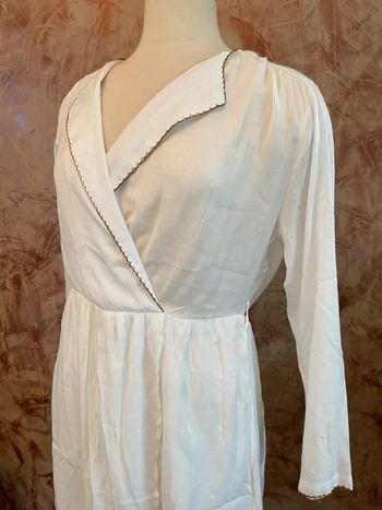 Robe écru cache-coeur