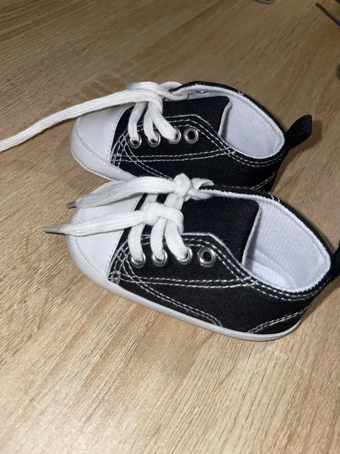 Chaussures bébé noires et blanches - photo numéro 3