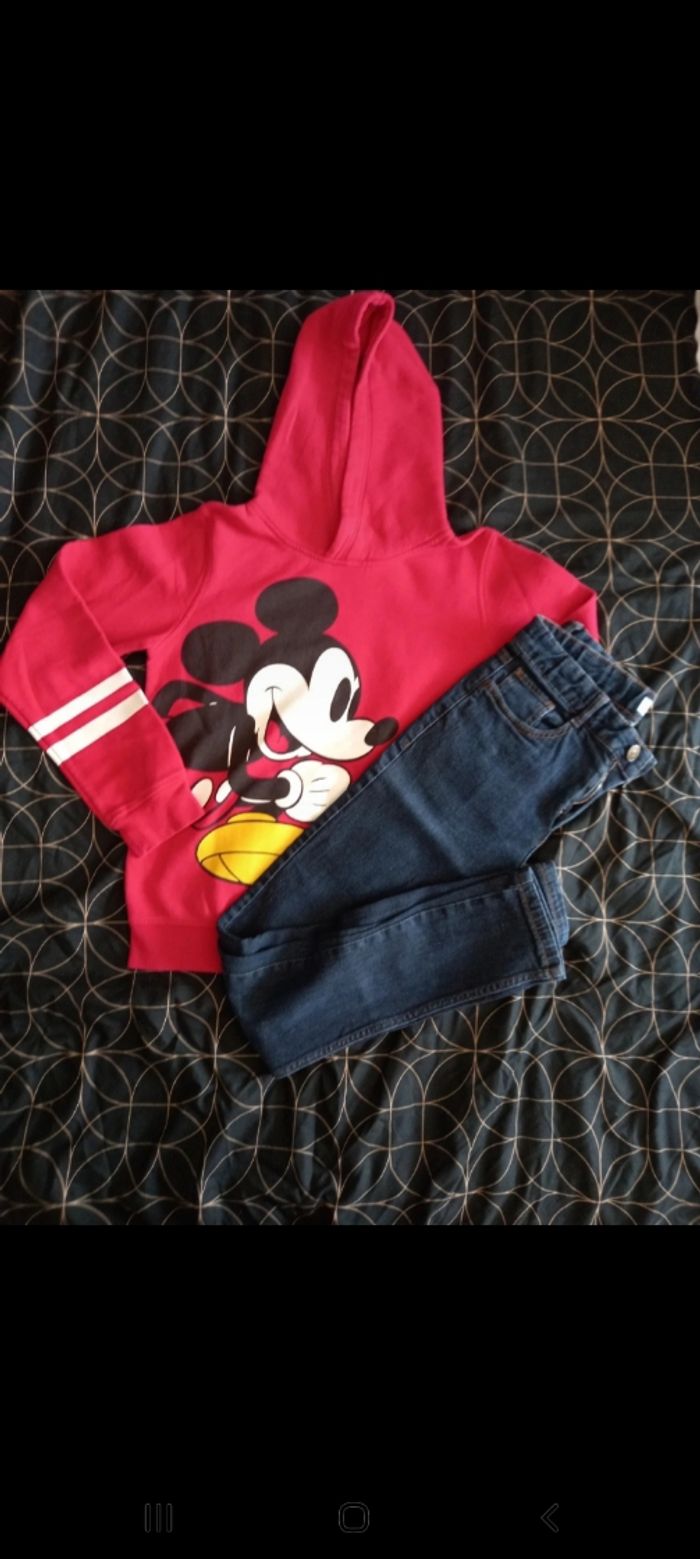 Sweat à capuche et jeans