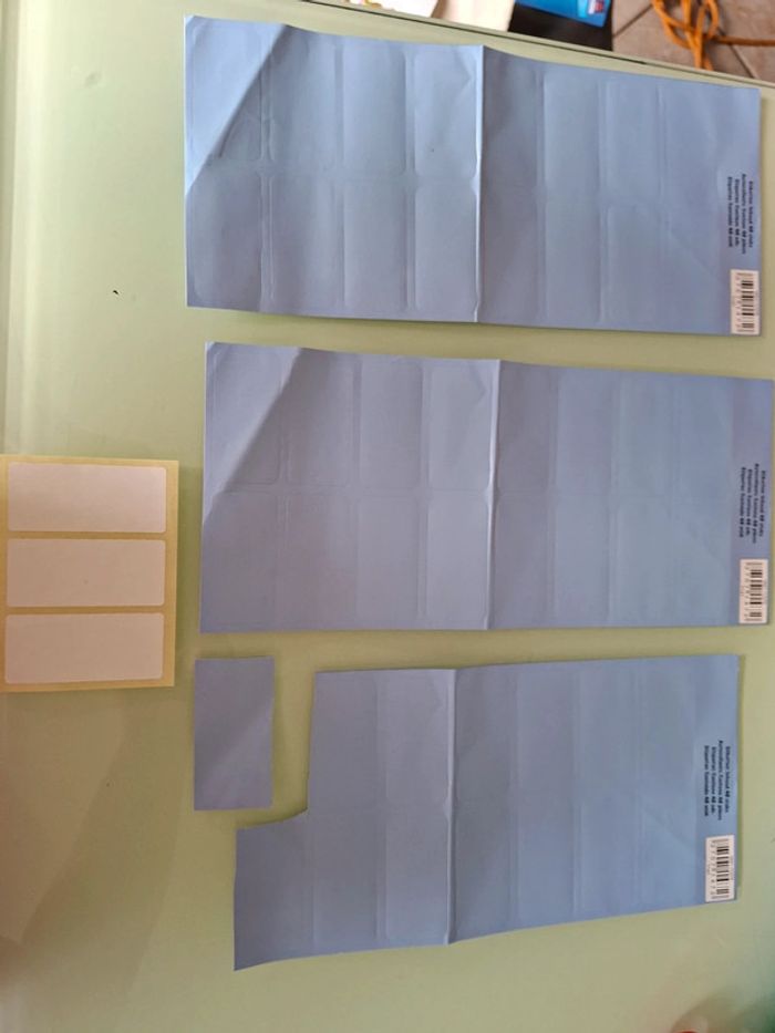 46 étiquettes bleues et 3 blanches