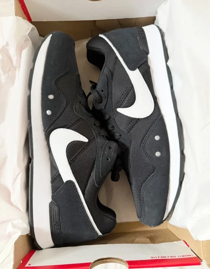Nike Venture Runner – Taille 44,5 – noir/blanc – Neuf avec étiquette - photo numéro 13