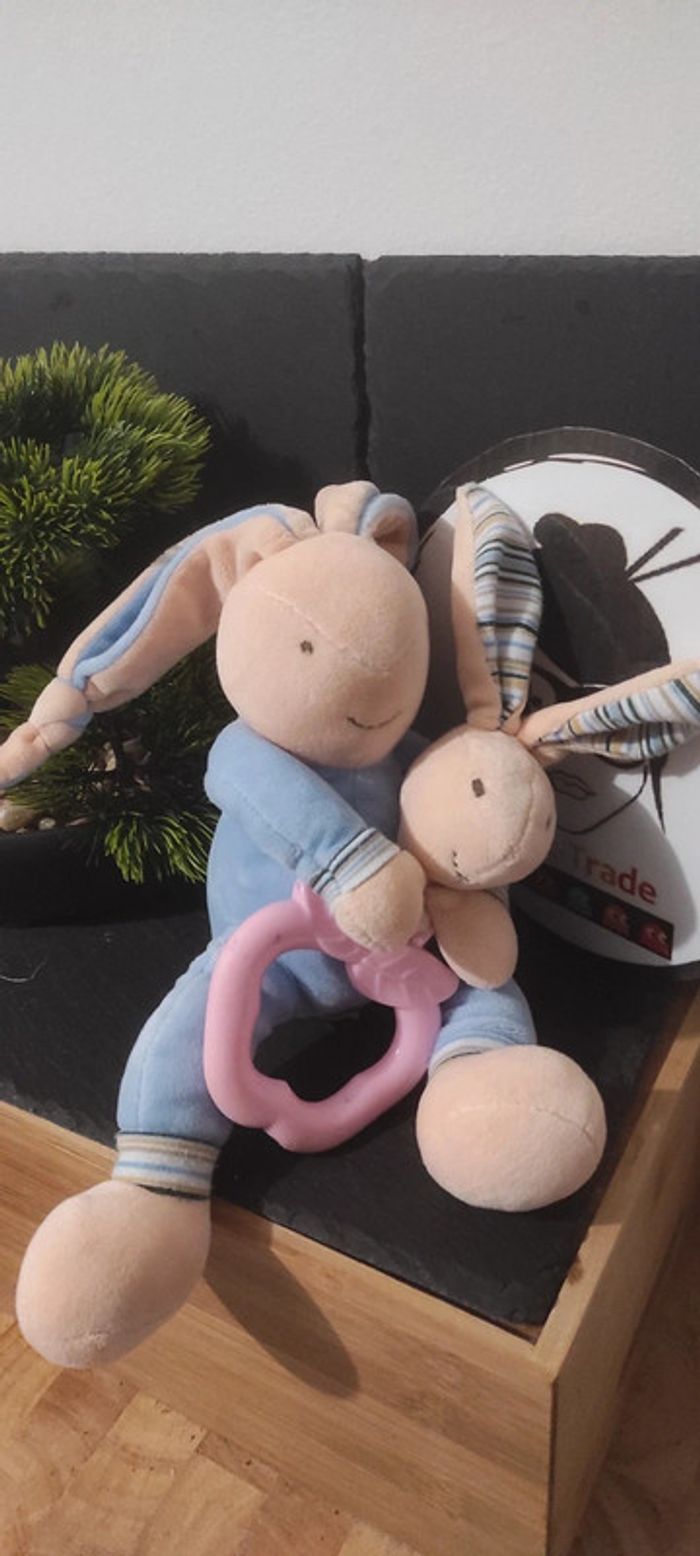 doudou peluche lapin bleu ajena pomme marron beige bébé rayure rayé Noeud rose