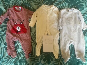 Lot de 3 pyjama taille 3 mois ( prix à l’unité )