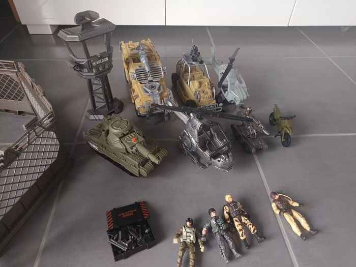 Lot jouets base militaire véhicules - photo numéro 3