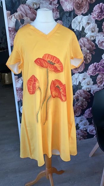 Très belle robe jaune et rouge taille 40