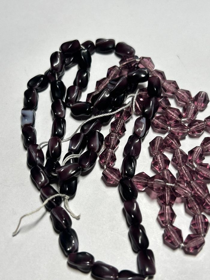 A766, 2 fils de perles anciennes en verre violet/aubergine - photo numéro 2