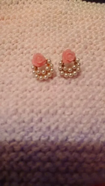 Boucles d'oreilles " rose et perlées "