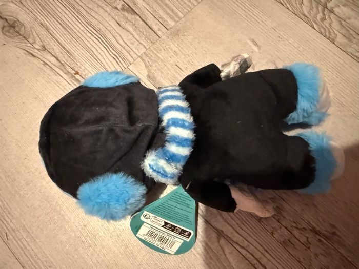 Cry Babies Tiny Cuddles Izzy Poupée de Noël 22,9 cm, pyjama sur le thème des pingouins bleus - photo numéro 3