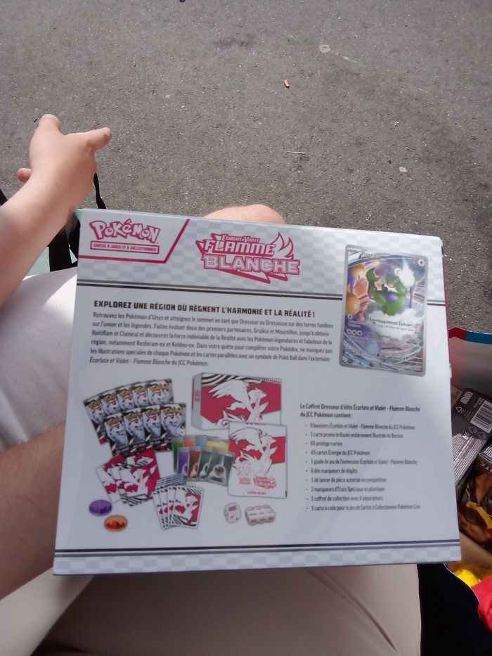 Etb pokémon ev 10.5 scellé flamme blanche - photo numéro 3