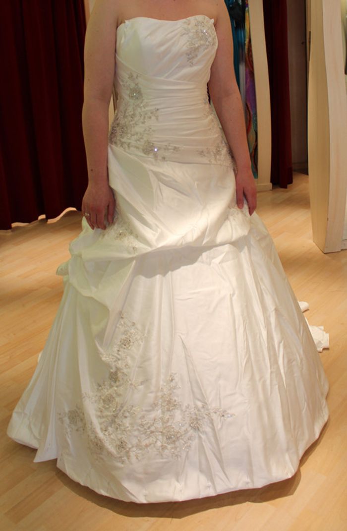 Robe de mariée ivoire + motifs argentés