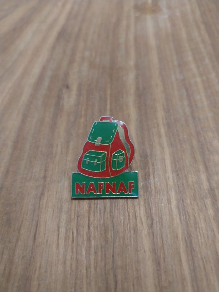 Pin's Pins Beau et rare Sac a dos NAFNAF vert et rouge