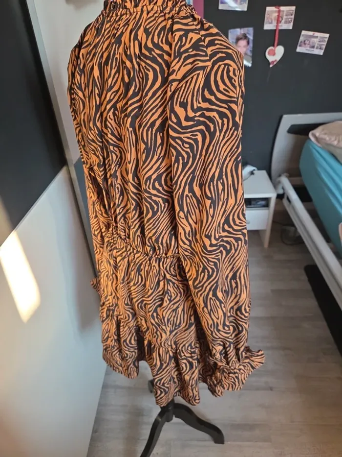 Jolie Robe Doublé avec Décolleté en V Taille M - photo numéro 6