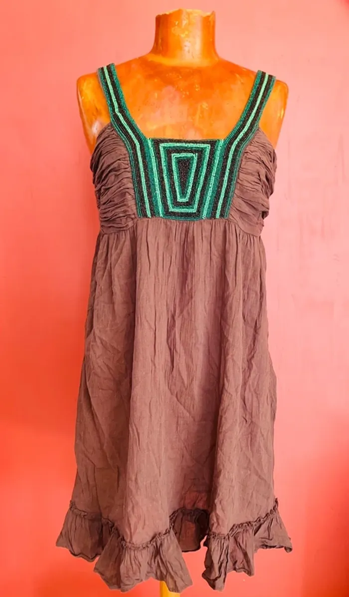 Jolie robe en coton marron vintage et détail perles sur le col