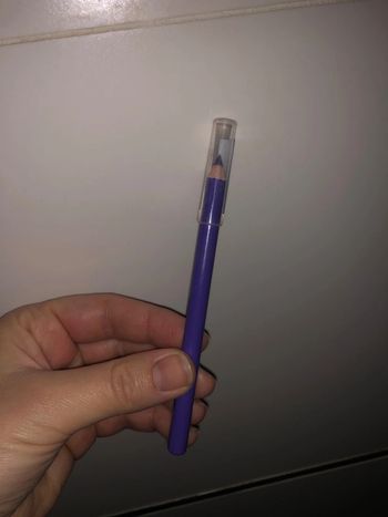 Crayon maquillage violet