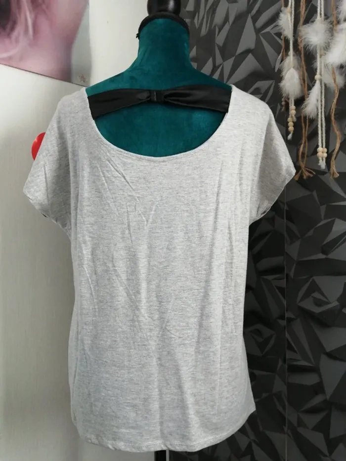 Tee-shirt gris avec différentes broderies et noeud noir dans le dos / arkitect / (L) - photo numéro 2
