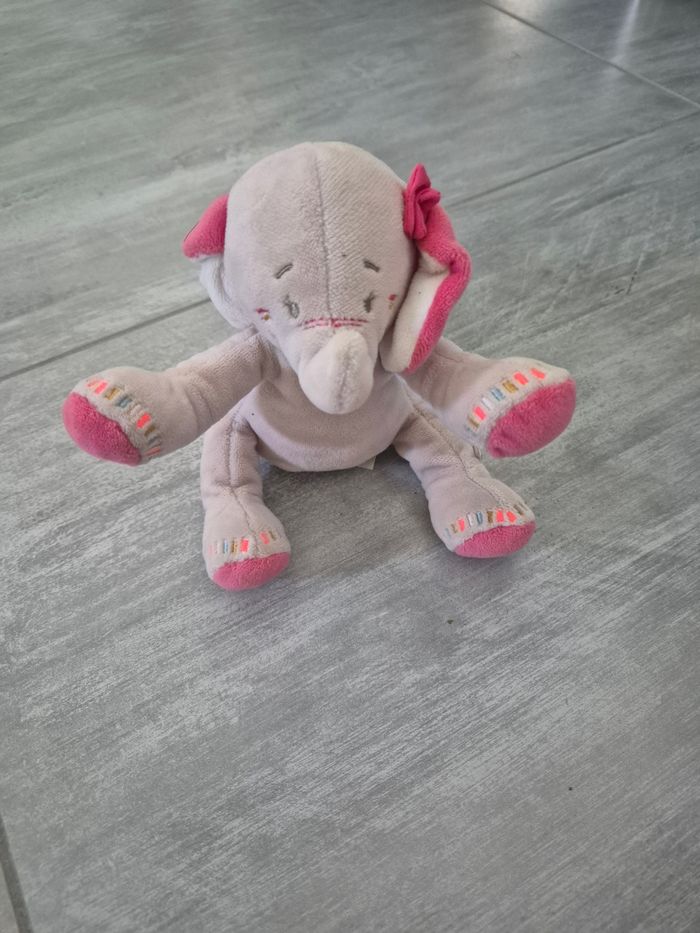 Peluche éléphant noukies à musique