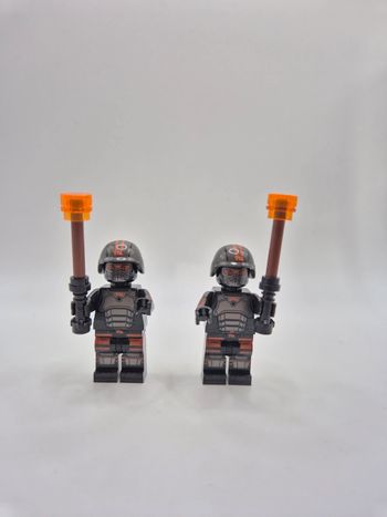 Figurines type lego 2 agents TVA Deadpool et Wolverine Marvel