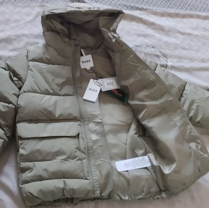 Blouson Hugo Boss Neuf taille 8 ans ( possible en 5 et 6 ans) - photo numéro 3