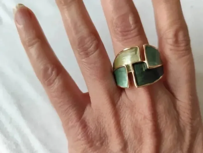 Bague émaillée, couleur verte et doré, taille élastique - photo numéro 2