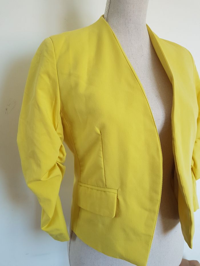 Blazer femme court jaune. manches mi longues froncées. H&M. T40, 50 cm aux aisselles, 51 cm de haut. - photo numéro 2