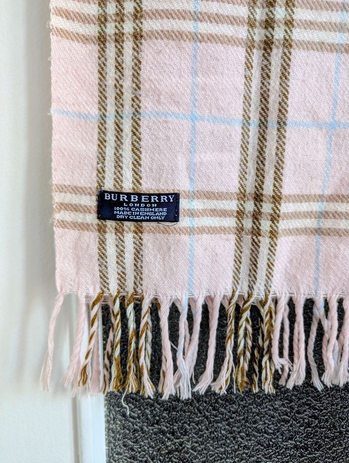 Écharpe Burberry rose en cachemire - photo numéro 2