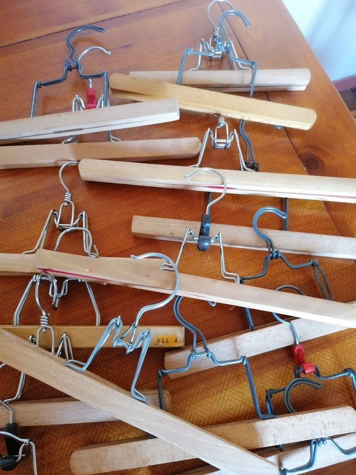 Lot de 18 cintres pinces en bois - photo numéro 2