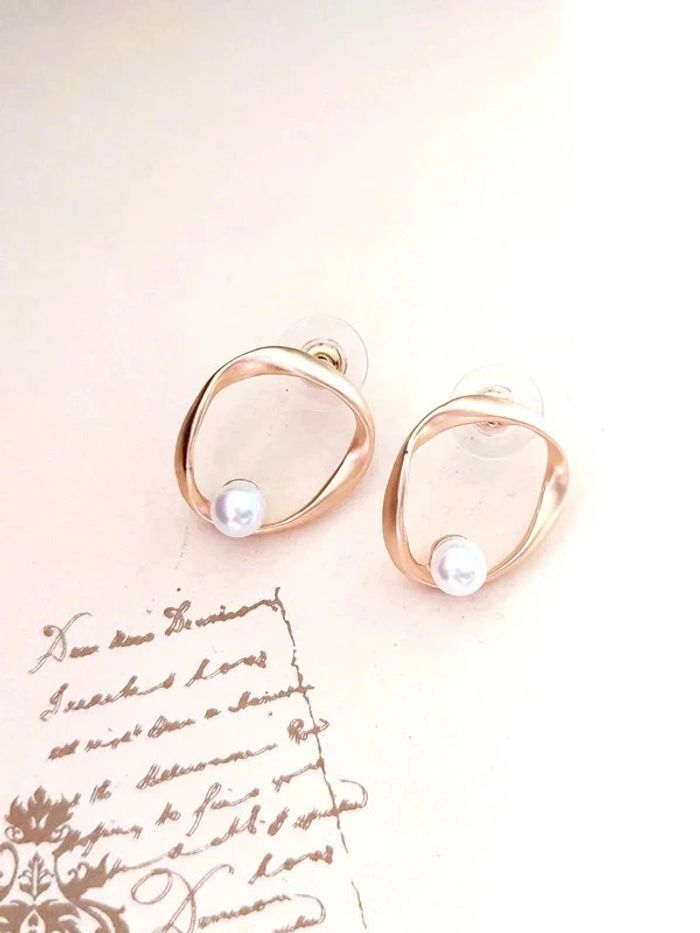 Magnifique paire de boucles d'oreilles doré et perles blanches - photo numéro 4