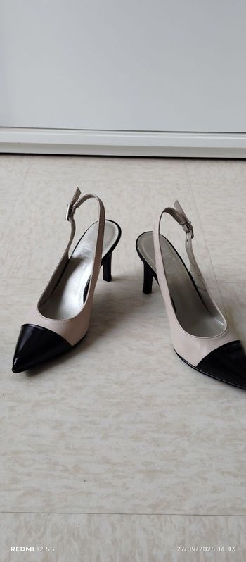 Chaussures à talon neuves beige et noire vernies en cuir 
