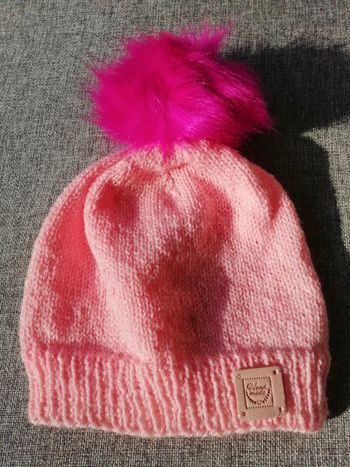 Bonnet tricoté main rose neuf