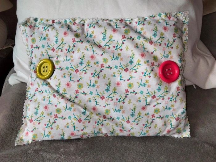Tout petit coussin idéal pour les landau jouet  20cmX27cm