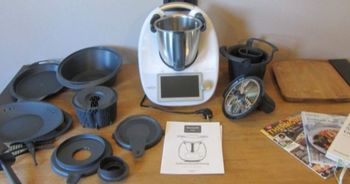 Thermomix TM6 blanc +2ème bol+ accessoires le tout en parfait état aucun défaut quelconque