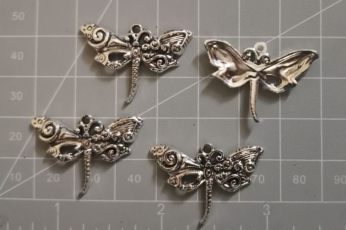 4 x pendentifs "libellule ornementée'" relief recto en métal argenté vieilli - photo numéro 4