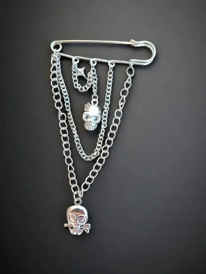 Broche épingle à nourrice chaines breloques têtes de mort 💀