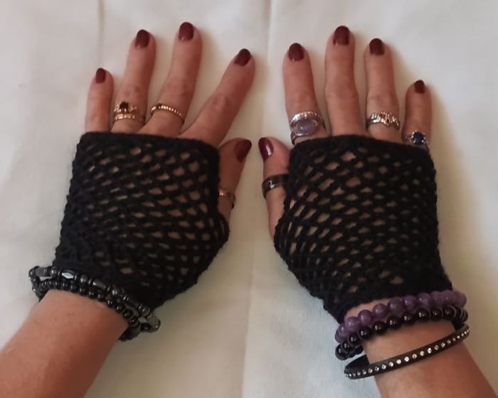 Mitaines résille style Gothique fait main au crochet - photo numéro 3