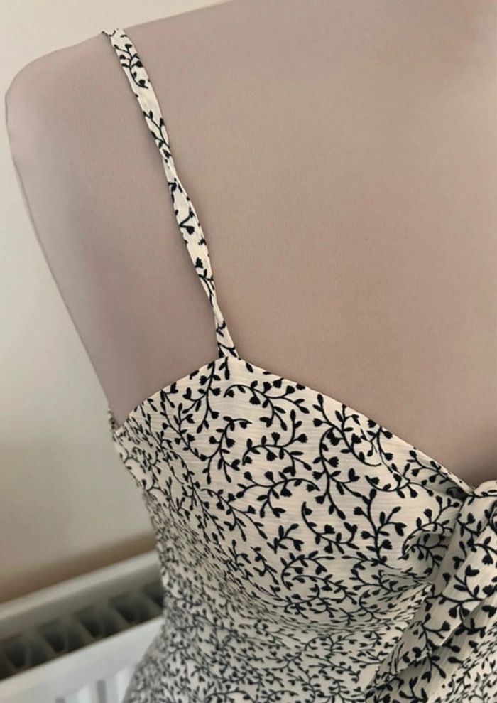Robe d’été fleurie, noire et blanche, NA-KD - photo numéro 3