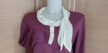 Haut mauve avec col crème et manches fantaisies