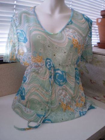 blouse t 42 NEUF TOUT VISCOSE FRAIS POUR ETE